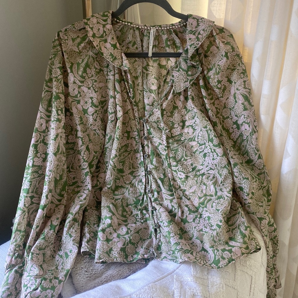 Anthropologie blouse, green/tan floral, detailed sleeve, tie neck, button down